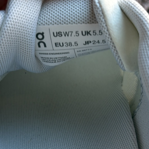 On Running-Cloud 5 Women’s 7.5 - Picture 7 of 8